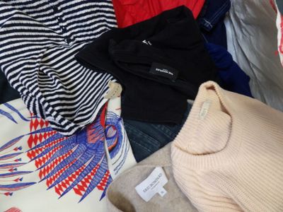 Palette de 200 pièces de vêtements d'occasion et certains neufs : Femm - Photo 1