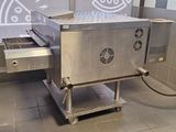 une photo d'un four à pizza professionnel dans une cuisine professionnelle