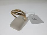une image représentant une bague en or posée sur une surface blanche