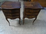 deux tables en bois avec tiroirs dans une pièce