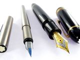 trois stylos posés les uns à côté des autres sur une table