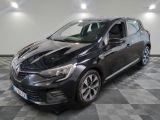 la voiture noire est garée sur un sol en damier dans le garage