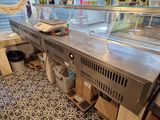 une photo d'un comptoir de restaurant sur lequel sont disposés des plats