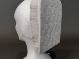 la tête d'un mannequin coiffée d'un chapeau en dentelle blanche