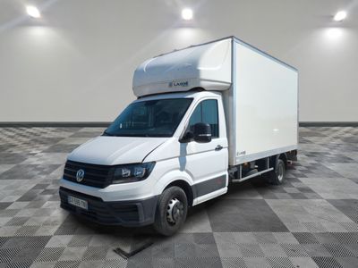 la camionnette blanche est garée sur le sol en damier d'une pièce