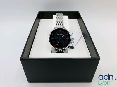 gros plan d'une montre dans une boîte sur une table