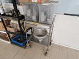 un chariot métallique sur lequel sont posés des récipients, dans une cuisine