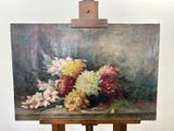 une photo d'un tableau posé sur un chevalet, sur lequel est représenté un bouquet de fleurs