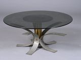 une table en verre avec une base en métal et un plateau en verre