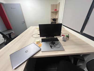 un bureau sur lequel se trouvent un ordinateur portable et un ordinateur portable
