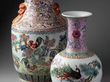 deux vases posés l'un à côté de l'autre sur une table