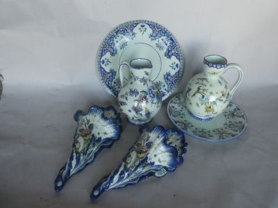 trois pièces de porcelaine bleue et blanche posées sur une table