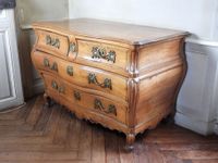COMMODE tombeau en noyer mouluré et sculpté, la façade galbé… (photo 6)