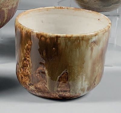 trois tasses posées sur une table