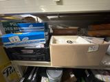 un grand nombre de boîtes posées sur une étagère