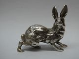 figurine de lapin plaquée argent sur fond blanc