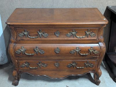 une commode en bois ornée de sculptures