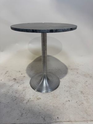 Petit guéridon circulaire en métal strié, le plateau de marb…