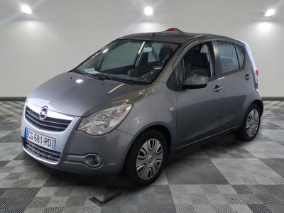 la photo d'une petite voiture garée dans un garage