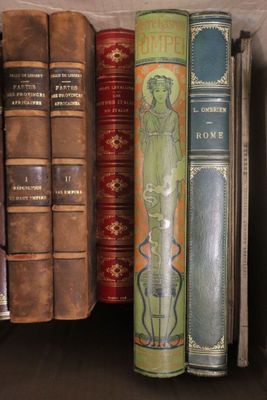 de nombreux livres anciens rangés sur une étagère dans une bibliothèque