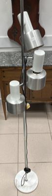 une lampe posée sur un support dans une pièce