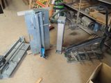 un tas d'objets divers éparpillés sur le sol d'un garage