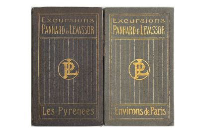 un vieux livre dont deux pages comportent des lettres dorées