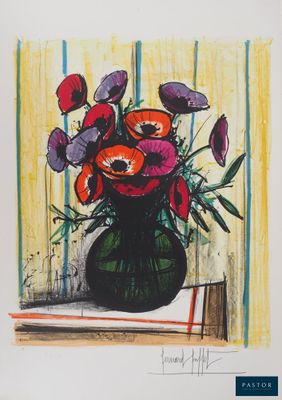 un dessin d'un vase de fleurs sur une table