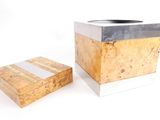 une boîte en bois avec un couvercle en métal et une boîte en bois avec un couvercle en métal