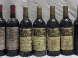 plusieurs bouteilles de vin sont alignées sur une table