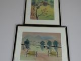 deux aquarelles encadrées accrochées au mur au-dessus d'un lit
