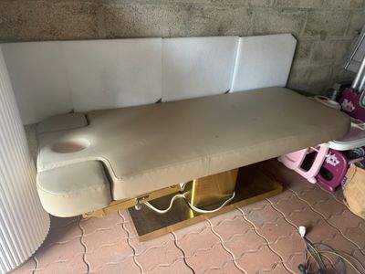 Table de massage électrique sans marque apparente - Photo 1