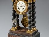 une horloge posée sur une table