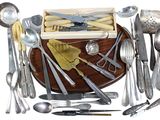 une assiette en bois sur laquelle sont posés des couverts et des cuillères