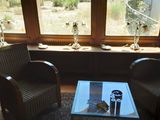deux chaises et une table devant une fenêtre