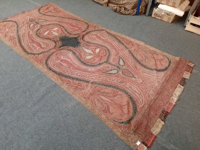 un tapis posé sur le sol au milieu d'une pièce