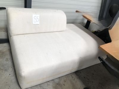une chaise blanche qui se trouve dans une pièce
