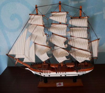 une maquette de voilier posée sur une table en bois