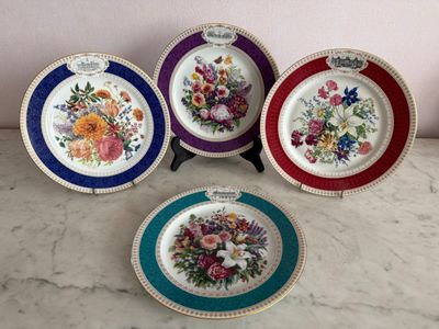 quatre assiettes à motifs différents posées sur une table
