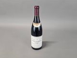 la bouteille de vin est posée sur la table sur la table