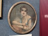 une photo d'une femme assise sur une chaise