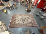 un grand tapis posé au sol, au milieu d'une pièce