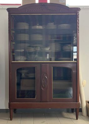 VITRINE de style en bois mouluré ouvrant par deux vantaux en…