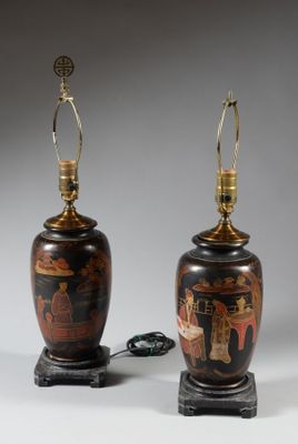 paire de lampes en forme de vases asiatiques ornées de motifs asiatiques