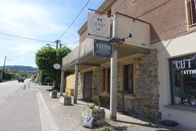 un bâtiment sur la façade duquel est accrochée une enseigne
