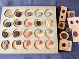 une planche en bois sur laquelle sont disposés de nombreux boutons