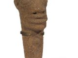 sculpture représentant une tête posée sur un socle, sur fond blanc