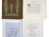 trois livres sont empilés sur une surface blanche