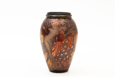 un vase sur lequel figure la photo d'une femme