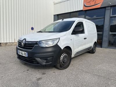 une camionnette blanche garée devant un bâtiment